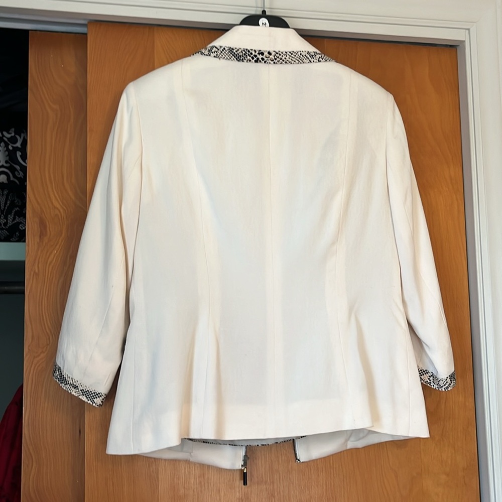 Doncaster silk Jacket size 4, cami size 2. python pattern cami/jacket. - Picture 7 of 7